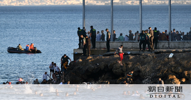 スペイン飛び地に移民8千人が殺到　モロッコから海泳ぎ