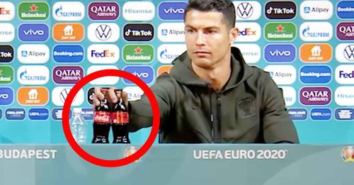 サッカー選手のクリスティアーノ・ロナウド選手の行動が話題になっています。話題になっているのは動画の冒頭、試合前記者会見が始まる直前のシーン。