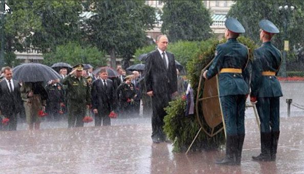 「無名戦士の墓」式典でプーチン大統領は大雨の中ずぶ濡れで参加。