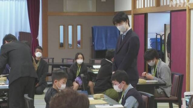 藤井聡太五冠 将棋ファンの子どもたちと交流 島根 大田