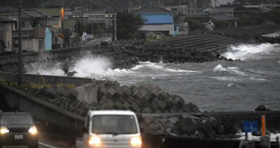 台風14号、鹿児島県に特別警報　気象庁「ただちに避難の判断を」
