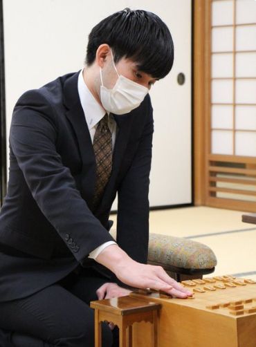 棋士編入試験第４局、小山怜央さんが横山友紀四段に勝ちました。
