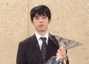 藤井聡太王将がNHK杯で優勝し、一般棋戦の「グランドスラム」を史上初めて達成しました。
