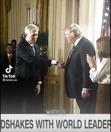 トランプ大統領の握手の仕方に注目