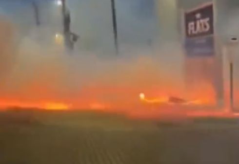 火が道路を横切って燃えているのを見たことがありますか?いままでの山火事でこのような現象が起きた事はありません。